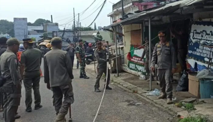 17 Lapak Pedagang Liar di Akses UI Depok Ditertibkan Satpol PP