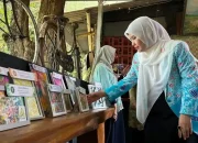 Emak-emak Sawangan Sulap Sampah Kresek Jadi Dekorasi Rumah Bernilai Jual, Bantu Kurangi Timbunan Sampah di Depok