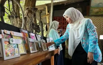 Emak-emak Sawangan Sulap Sampah Kresek Jadi Dekorasi Rumah Bernilai Jual, Bantu Kurangi Timbunan Sampah di Depok