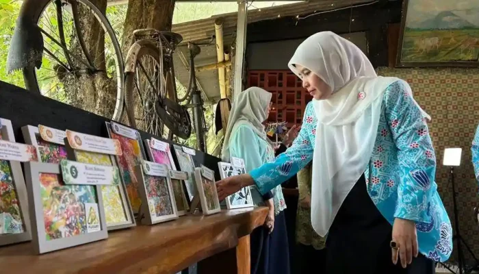 Emak-emak Sawangan Sulap Sampah Kresek Jadi Dekorasi Rumah Bernilai Jual, Bantu Kurangi Timbunan Sampah di Depok