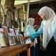 Emak-emak Sawangan Sulap Sampah Kresek Jadi Dekorasi Rumah Bernilai Jual, Bantu Kurangi Timbunan Sampah di Depok