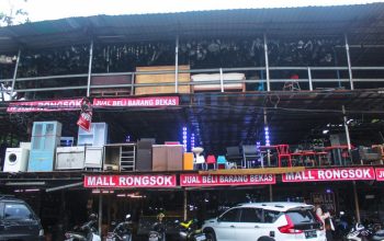 Jelajahi Mall Rongsok Depok, Ada Koleksi Pintu Helikopter