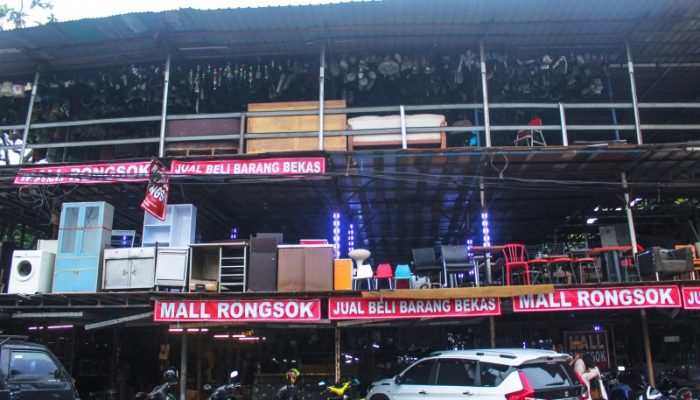 Jelajahi Mall Rongsok Depok, Ada Koleksi Pintu Helikopter