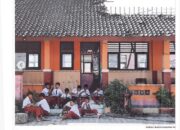 Viral Anak SD Menyantap MBG di Depan Ruang Kelasnya yang Rubuh