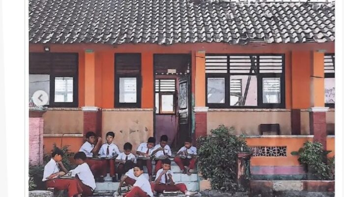 Viral Anak SD Menyantap MBG di Depan Ruang Kelasnya yang Rubuh