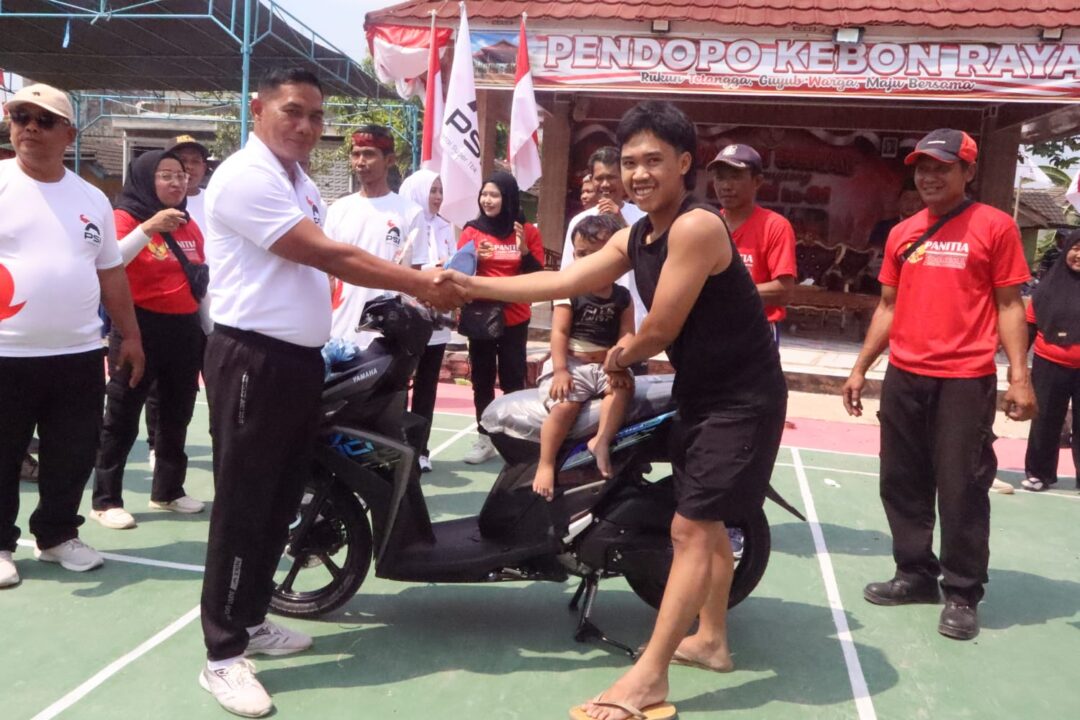 Penyerahan hadiah sepeda motor