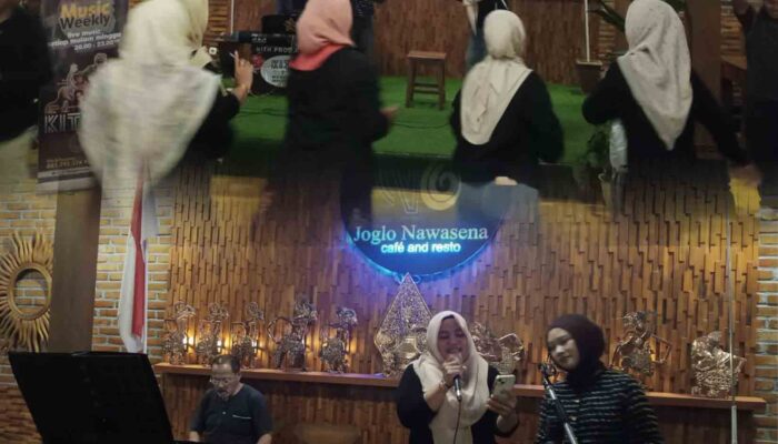 Musik Hujan Edisi 13 Pecah! Live Music KITH Music di Joglo Nawasena Bikin Pengunjung Tinggalkan Kursi dan Rebut Panggung