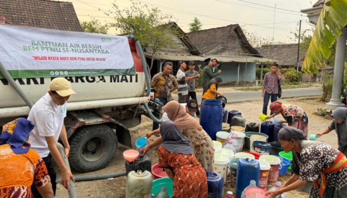 Peringati Hari Santri, BEM PTNU Salurkan 1 Juta Liter Air Bersih untuk Korban Karhutla dan kekeringan Ekstrem